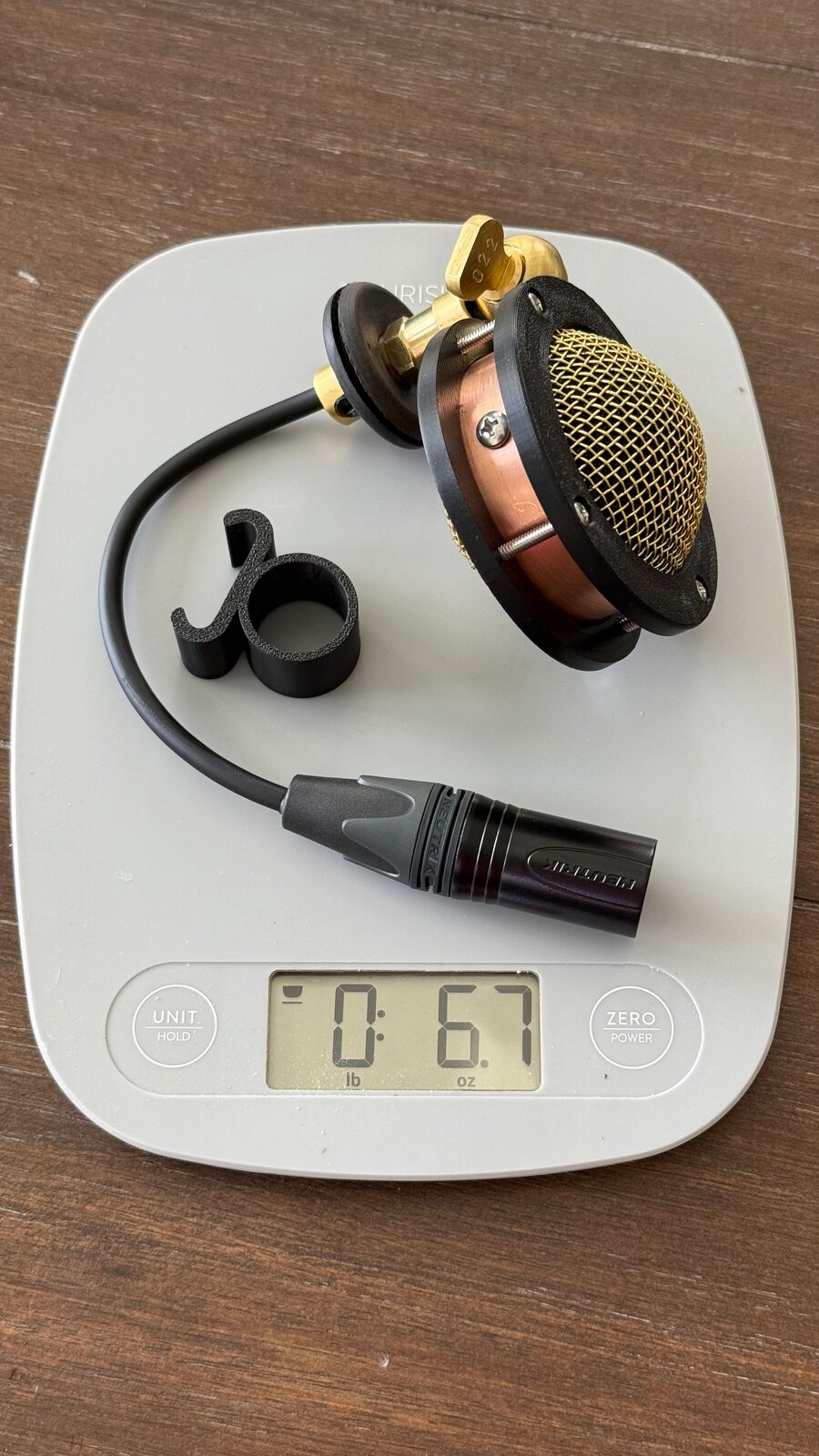 Chester V2 and clip on a scale reading 6.7 oz